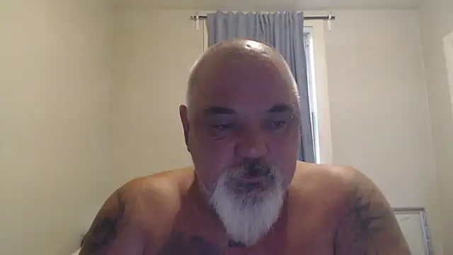 Newfiesausage1972 online show from October 2025 08:07:01 PM