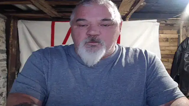 Newfiesausage1972 online show from November 2025 12:31:02 PM