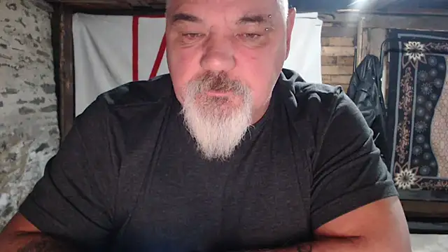 Newfiesausage1972 online show from December 2025 08:05:02 AM