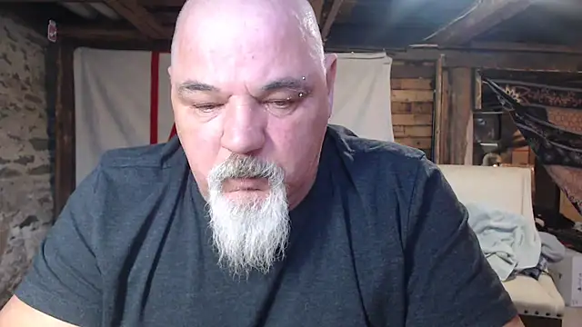 Newfiesausage1972 online show from March 2026 10:10:02 PM