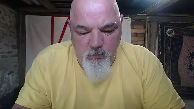 Newfiesausage1972 online show from April 2026 03:02:02 PM