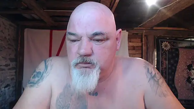 Newfiesausage1972 online show from March 2026 11:33:02 AM