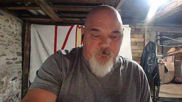 Newfiesausage1972 online show from November 2025 11:47:02 PM