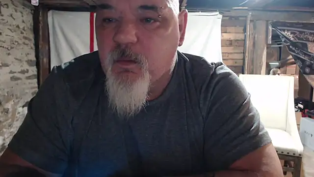 Newfiesausage1972 online show from February 2026 09:28:01 AM