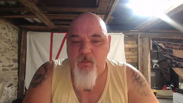 Newfiesausage1972 online show from March 2026 11:27:01 PM