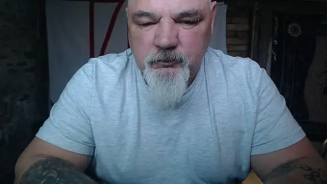 Newfiesausage1972 online show from April 2026 02:52:01 PM