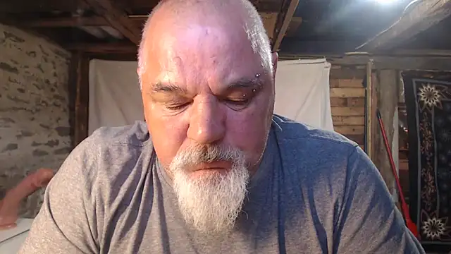 Newfiesausage1972 online show from May 2026 03:42:01 PM