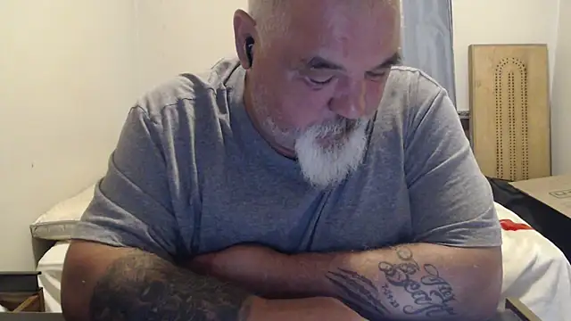 Newfiesausage1972 online show from September 2025 02:23:02 PM