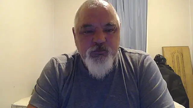 Newfiesausage1972 online show from October 2025 12:39:02 PM