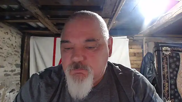 Newfiesausage1972 online show from December 2025 10:21:02 AM