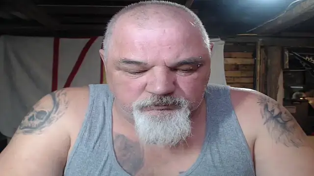 Newfiesausage1972 online show from March 2026 07:16:02 PM