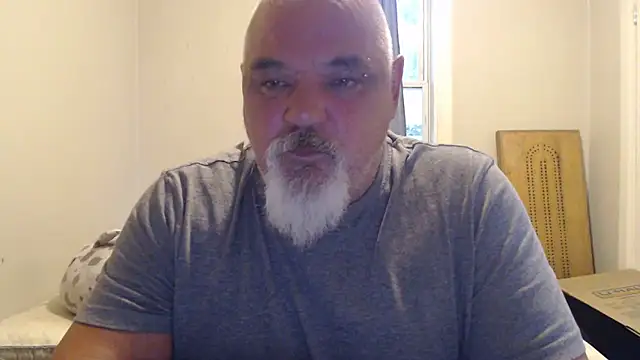 Newfiesausage1972 online show from September 2025 10:37:02 PM