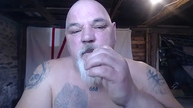 Newfiesausage1972 online show from March 2026 03:34:01 PM