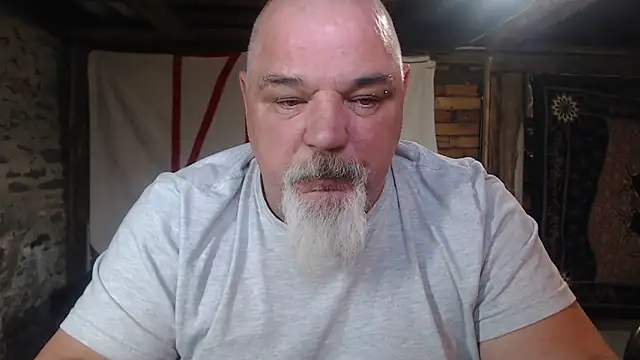 Newfiesausage1972 online show from April 2026 10:55:01 PM