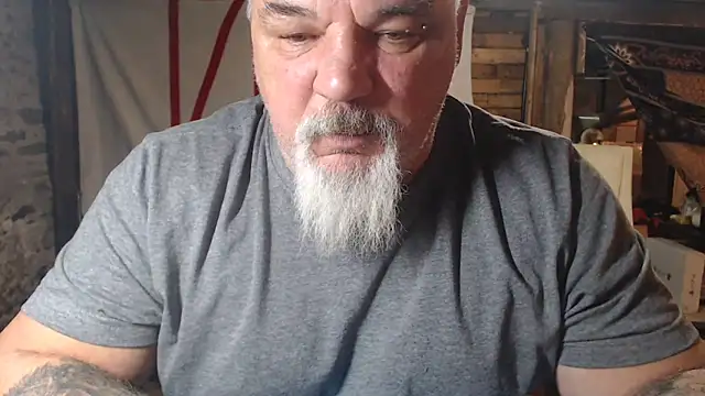 Newfiesausage1972 online show from February 2026 10:26:01 AM