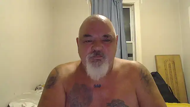 Newfiesausage1972 online show from September 2025 09:33:02 AM