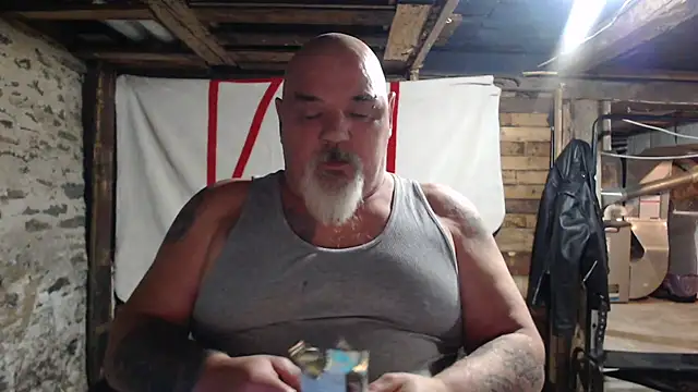 Newfiesausage1972 online show from November 2025 11:25:02 PM