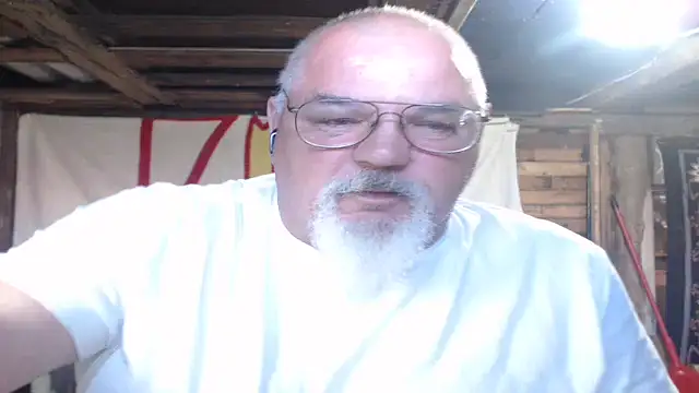 Newfiesausage1972 online show from May 2026 12:44:01 PM