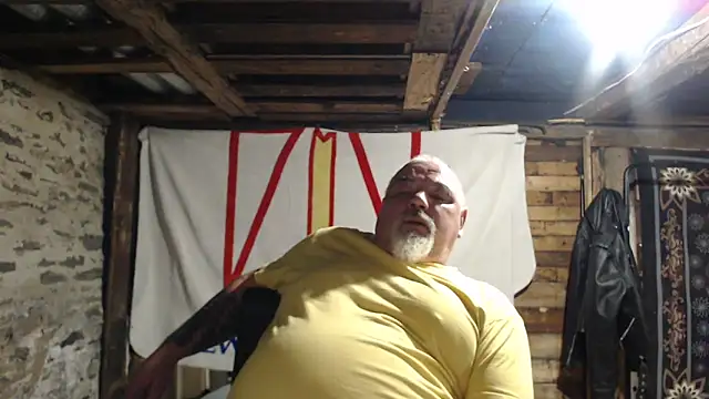 Newfiesausage1972 online show from December 2025 10:17:02 AM