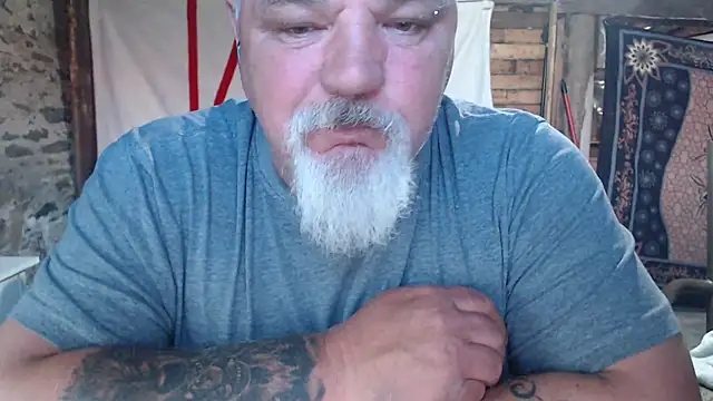 Newfiesausage1972 online show from May 2026 12:46:02 PM