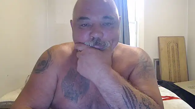 Newfiesausage1972 online show from September 2025 01:38:02 PM