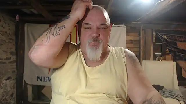 Newfiesausage1972 online show from March 2026 10:45:01 AM