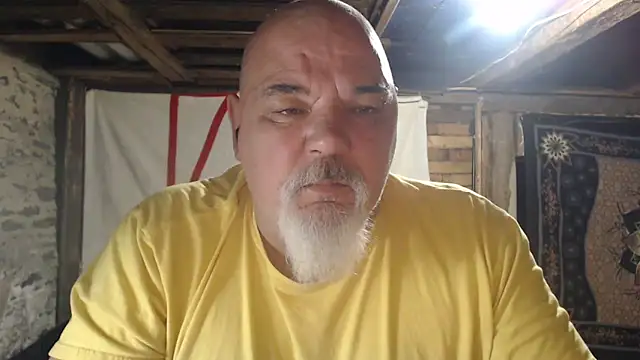 Newfiesausage1972 online show from April 2026 08:21:02 AM