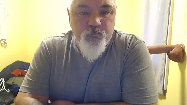 Newfiesausage1972 online show from November 2025 05:49:02 PM