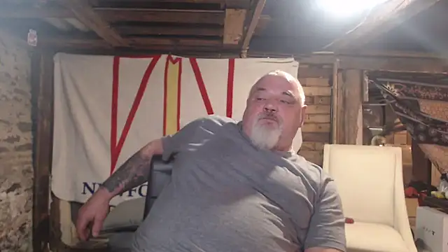 Newfiesausage1972 online show from February 2026 01:21:01 PM