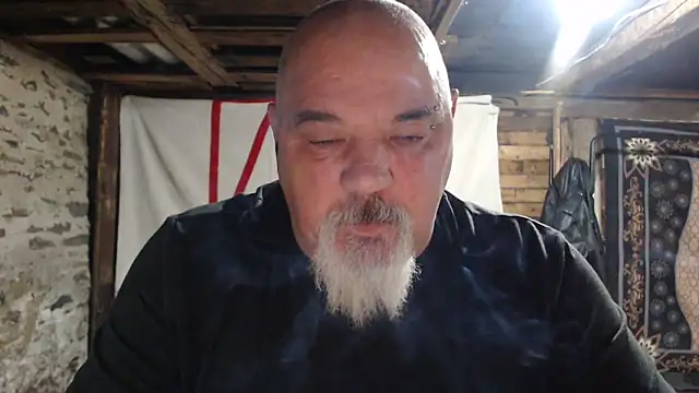 Newfiesausage1972 online show from December 2025 10:16:02 AM