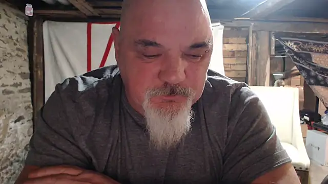 Newfiesausage1972 online show from February 2026 11:47:01 PM