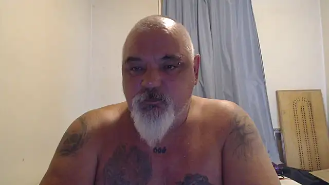 Newfiesausage1972 online show from September 2025 03:30:01 PM