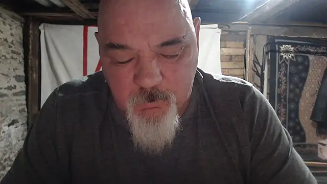 Newfiesausage1972 online show from January 2026 10:44:01 AM