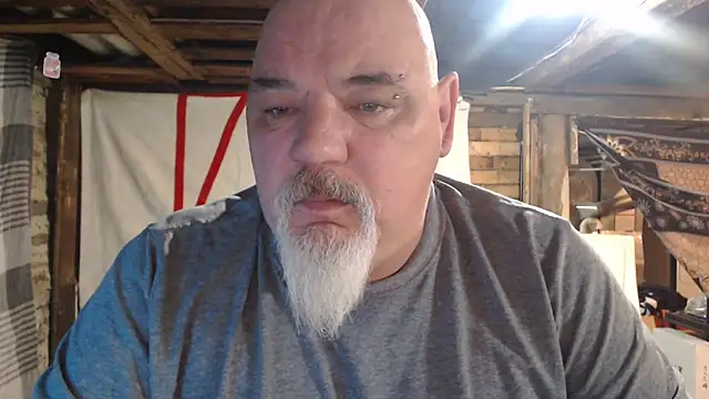 Newfiesausage1972 online show from February 2026 09:32:02 AM