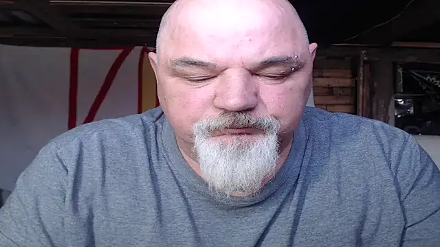 Newfiesausage1972 online show from February 2026 06:07:01 PM