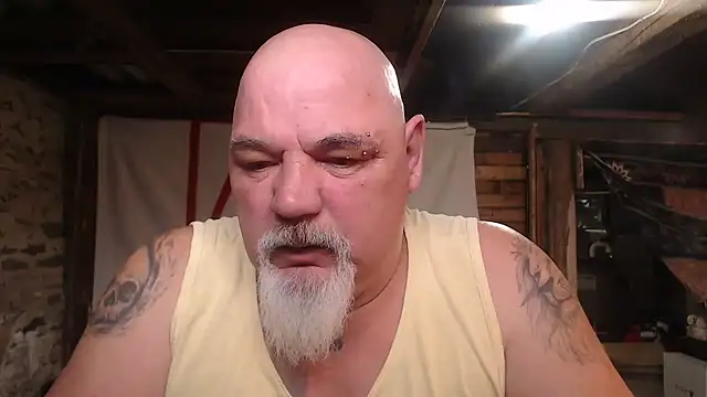 Newfiesausage1972 online show from March 2026 09:48:01 PM