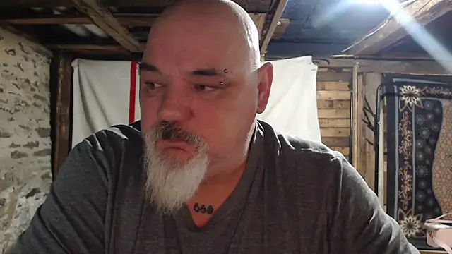 Newfiesausage1972 online show from January 2026 11:14:02 AM