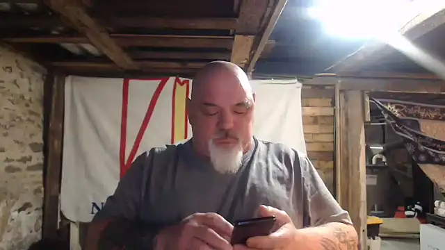 Newfiesausage1972 online show from March 2026 11:33:02 AM