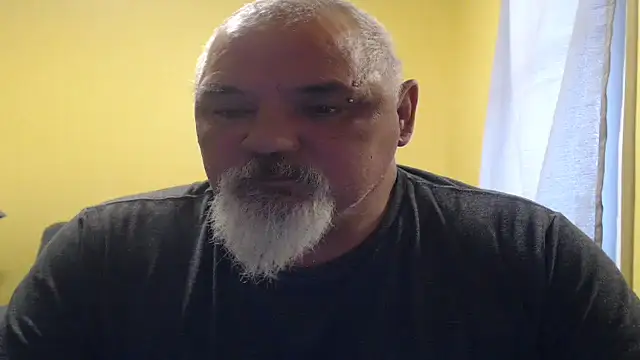 Newfiesausage1972 online show from November 2025 06:34:01 PM