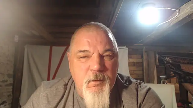 Newfiesausage1972 online show from February 2026 08:34:02 AM