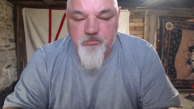 Newfiesausage1972 online show from May 2026 11:50:01 PM