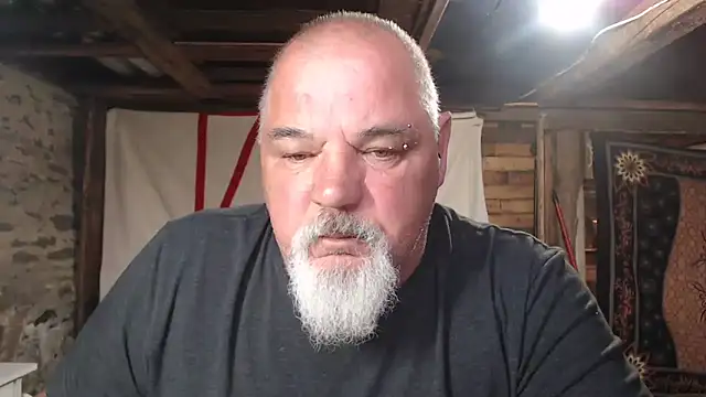 Newfiesausage1972 online show from May 2026 11:16:01 AM