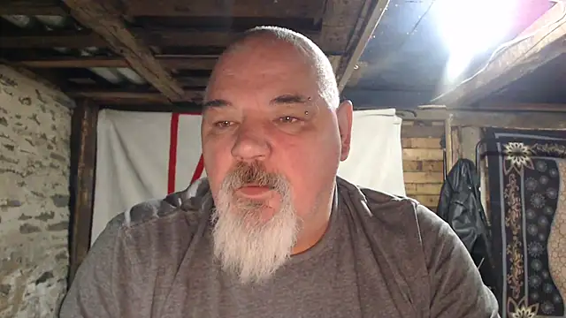 Newfiesausage1972 online show from December 2025 10:47:01 AM