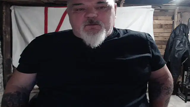 Newfiesausage1972 online show from December 2025 12:40:02 PM