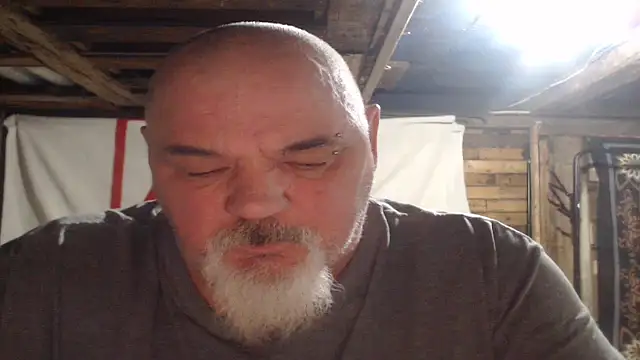 Newfiesausage1972 online show from January 2026 11:33:01 PM