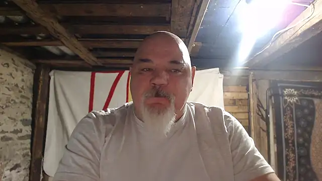 Newfiesausage1972 online show from January 2026 10:08:02 AM