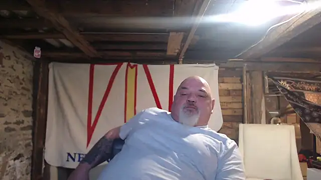 Newfiesausage1972 online show from February 2026 12:38:02 PM