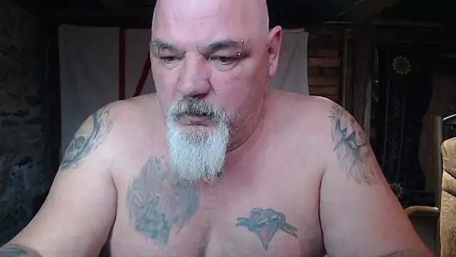 Newfiesausage1972 online show from April 2026 06:03:02 PM