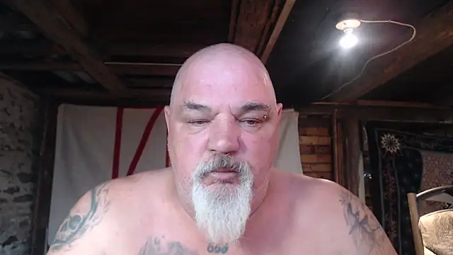 Newfiesausage1972 online show from April 2026 11:22:01 PM