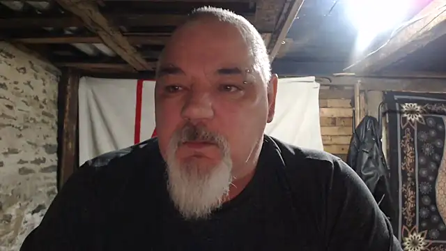 Newfiesausage1972 online show from December 2025 09:15:01 AM